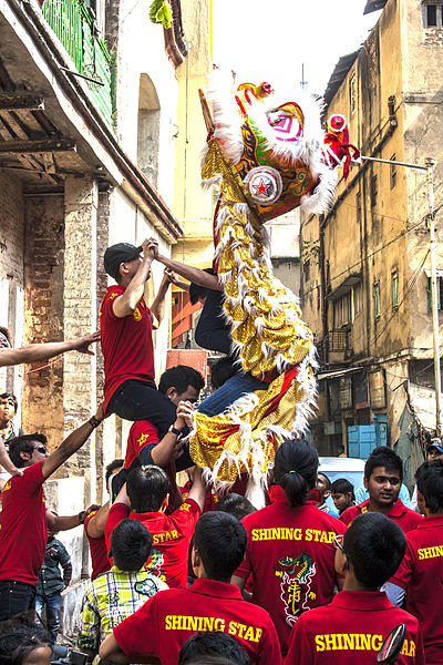Dragon Collecting Money during Chinese New Year 2014 celebration in Kolkata Old china town area © Indrajit Das | Wikimedia Commons